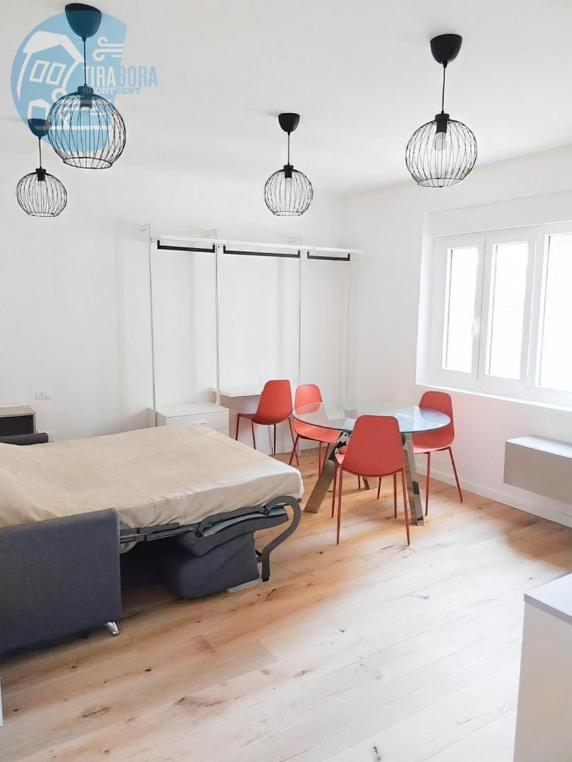 Economo B5 Tirabora Short Rent *